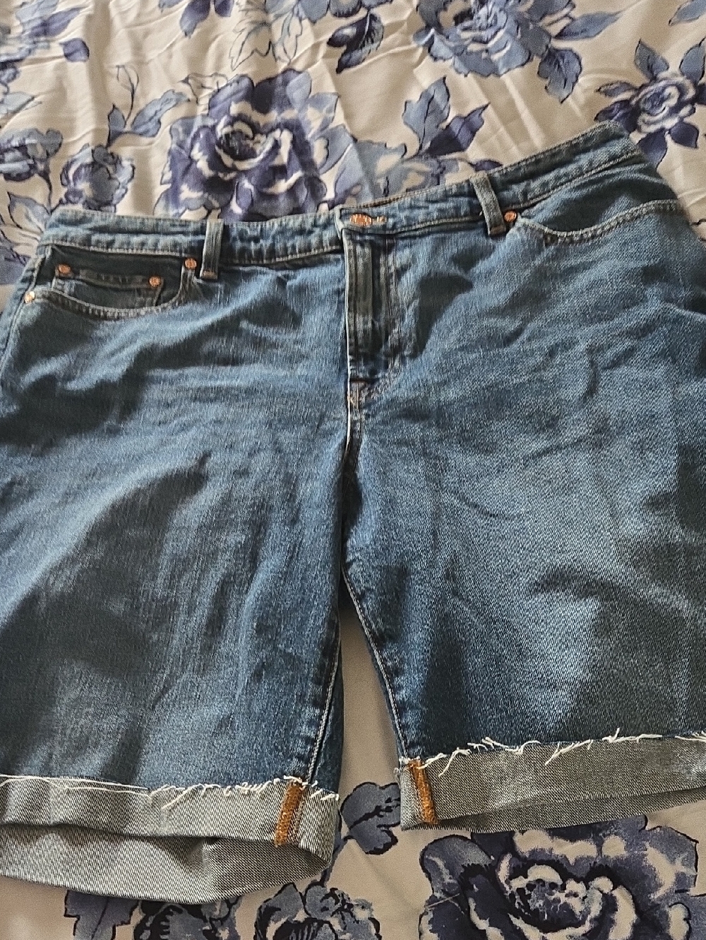 TALBOTS GIRLFRIEND  Blue Denim Cutoff Shorts. 9 Inch. Size 14.